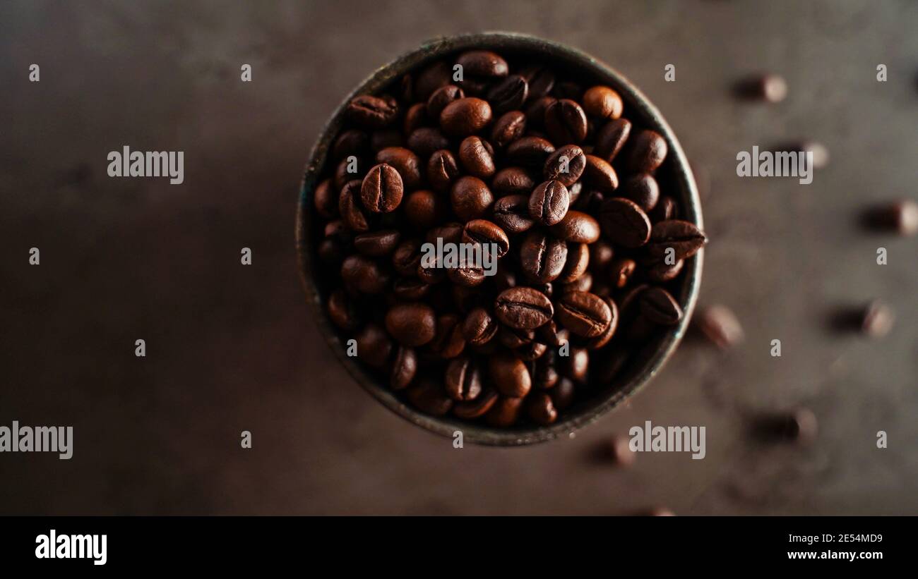 Arrière-plan des grains de café sur un cadre sombre et de mise au point sélective Banque D'Images