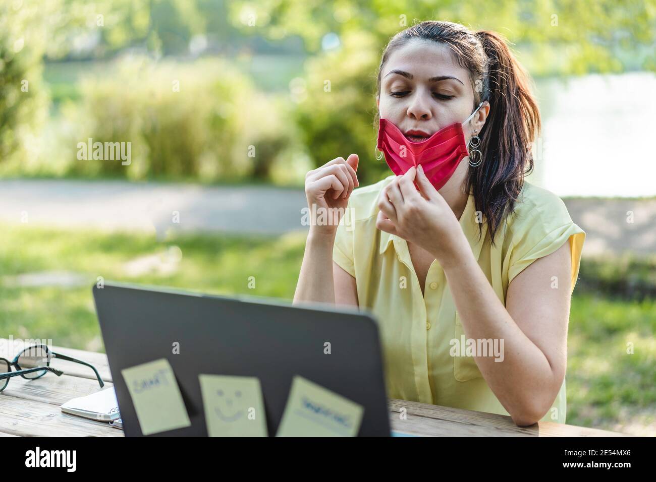 Jeune femme entrepreneur portant un masque ouvert avec un