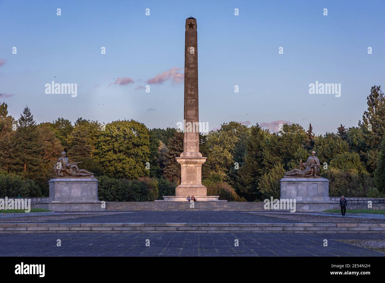 Obélisque dans le cimetière militaire soviétique de Varsovie, en Pologne, lieu de sépulture de plus de 21,000 soldats soviétiques de la période de la Seconde Guerre mondiale Banque D'Images