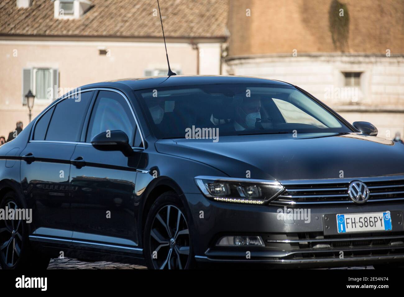 Rome, 26/01/2021. Le Premier ministre italien Giuseppe Conte visite le Palazzo del Quirinale pour remettre sa démission au Président de la République, Sergio Mattarella. La crise du gouvernement italien a commencé la semaine dernière après la défection des deux ministres du Cabinet du minuscule parti, Italia Viva (Italie vivante), dirigé par l'ancien Premier ministre italien Matteo Renzi. Crédit : LSF photo/Alamy Live News Banque D'Images