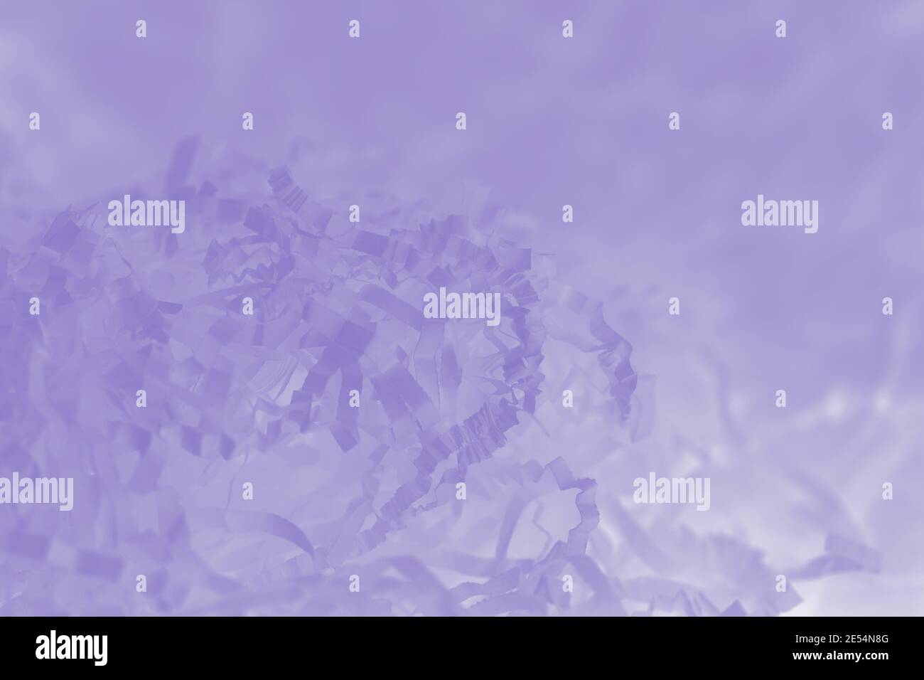 Fond violet clair de papier déchiqueté. Bandes de papier ondulé tranché pour l'emballage Banque D'Images
