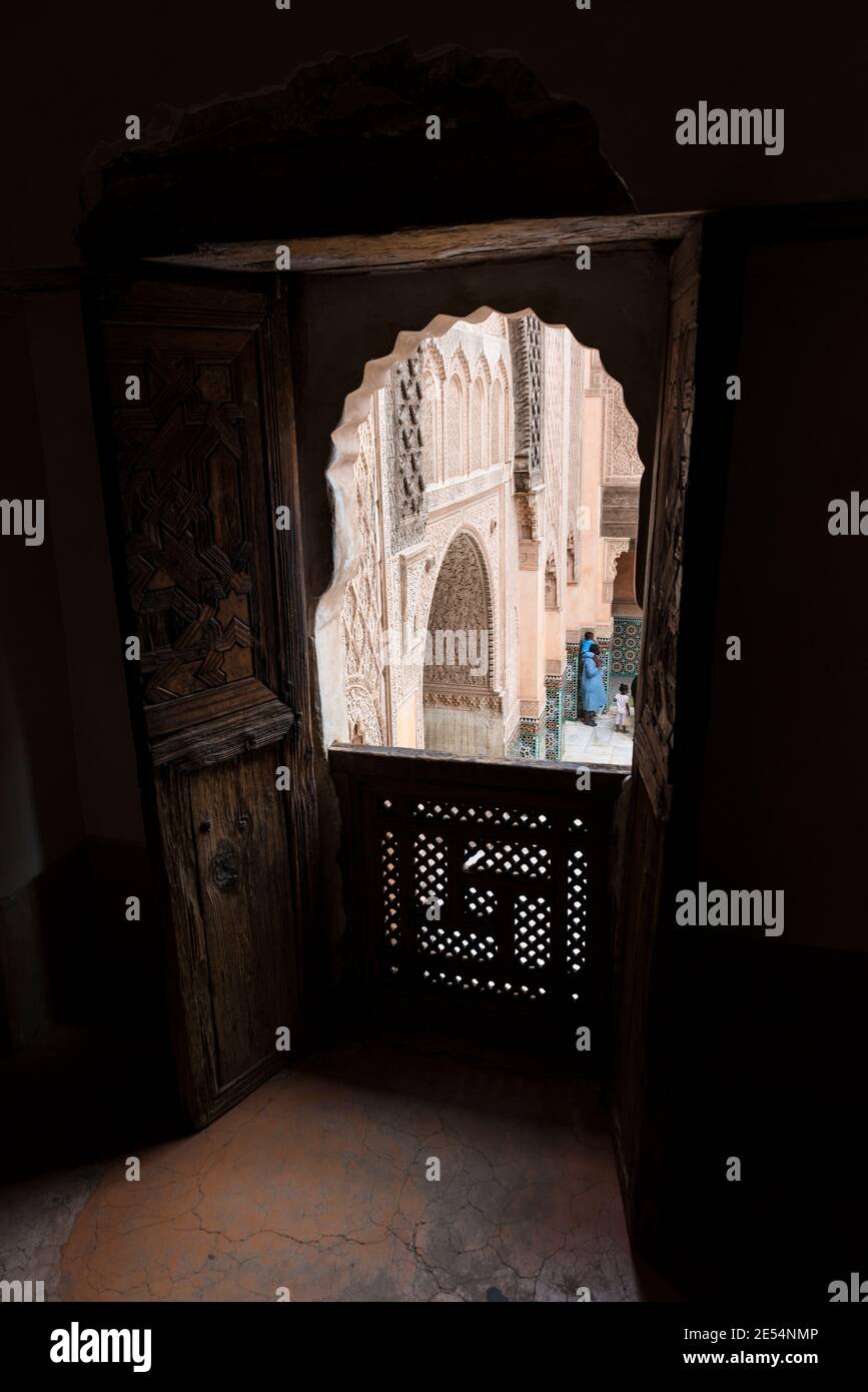 Vue depuis une chambre d'étudiant dans le Ben Youssef Madrasa à Marrakech, Maroc Banque D'Images
