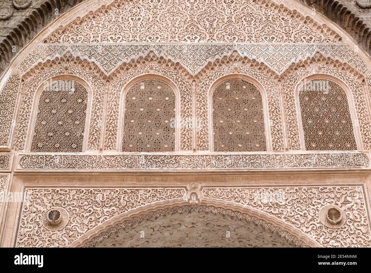Stuc sculpté de la cour du Ben Youssef Madrasa à Marrakech, Maroc Banque D'Images