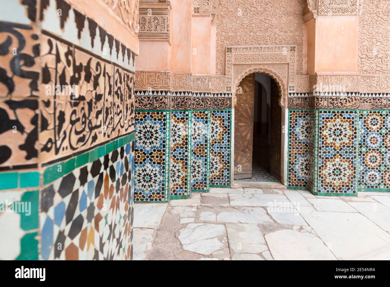 Partie de la cour principale du Ben Youssef Madrasa à Marrakech, Maroc Banque D'Images