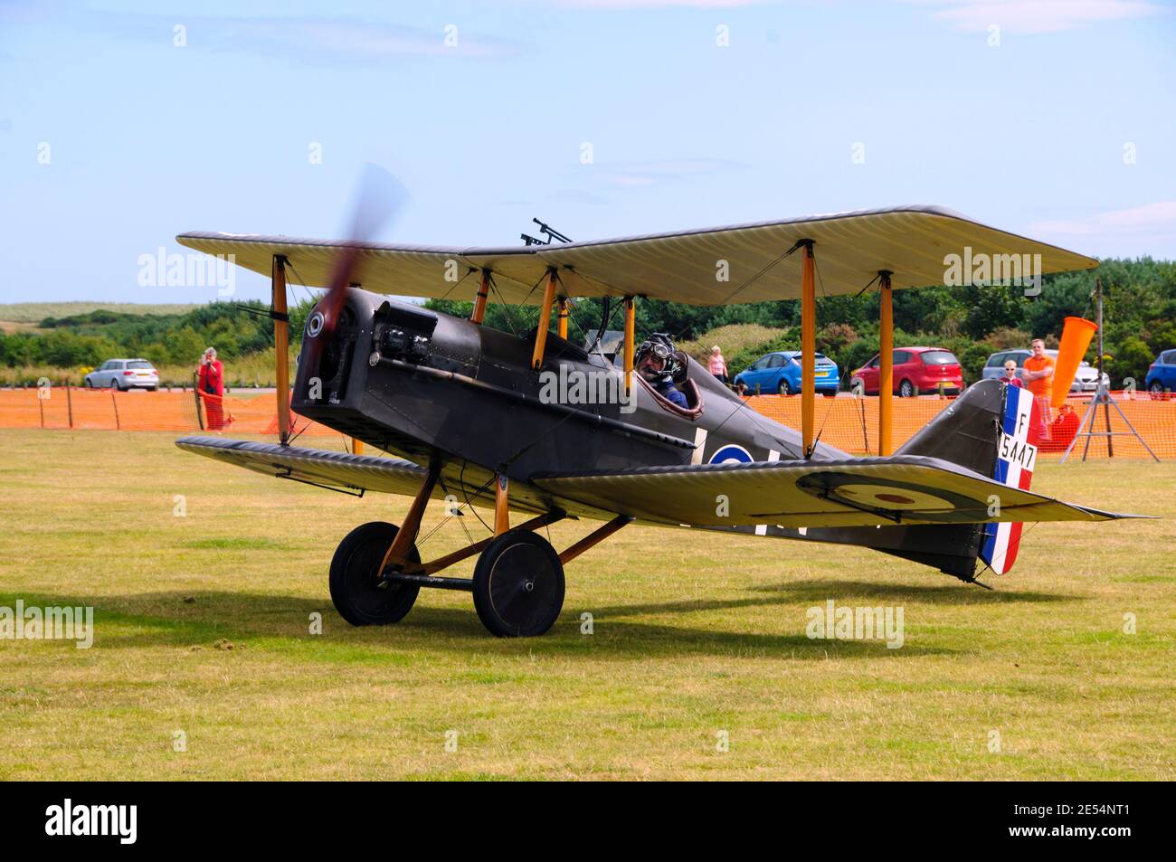 L'ECOSSE Montrose -- 03 août 2014 -- Le Dr Neil Geddes dans sa réplique SE5a biplan, utilisé par le Royal Flying Corps pendant la Première Guerre mondiale, comme il a exécuté un air d Banque D'Images