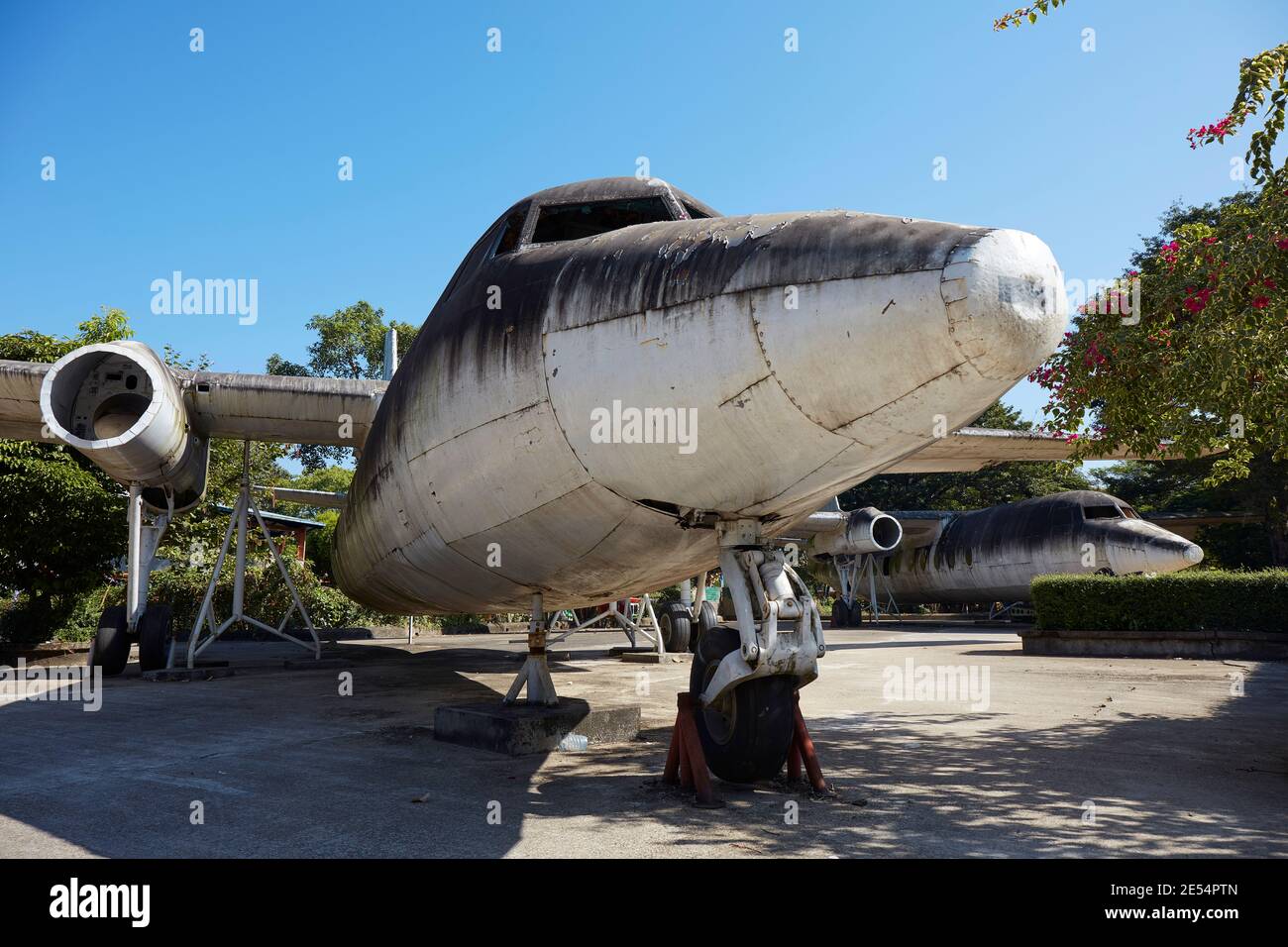 Ancien avion exposé à l'intérieur du parc du peuple, Yangon, Myanmar. Banque D'Images