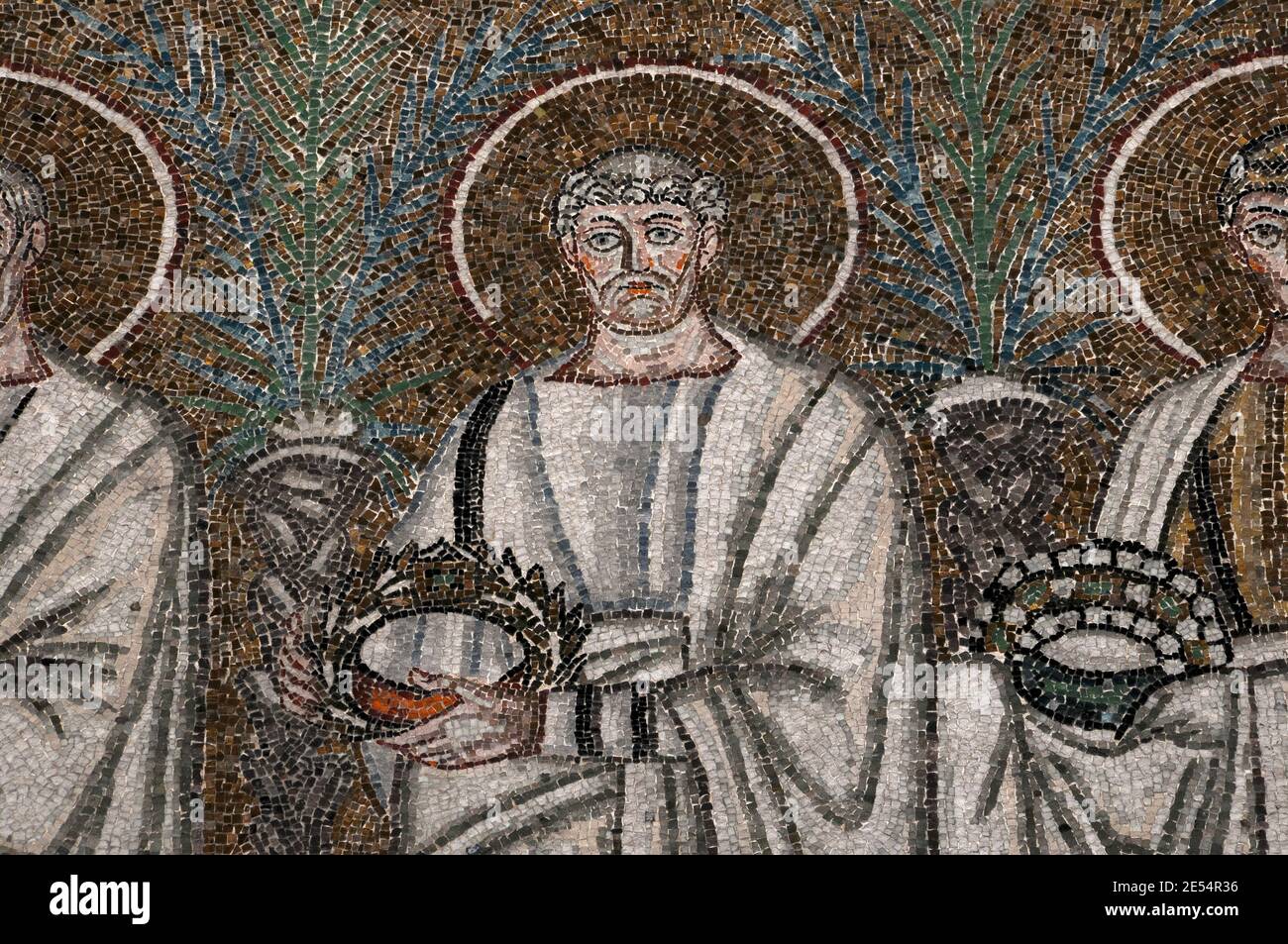 L'un des 26 martyrs chrétiens masculins marchant en procession. Détail de la mosaïque byzantine dans la Basilique di Sant’Apollinare Nuovo à Ravenne, Emilie-Romagne, Italie. La mosaïque a été créée dans les années 500 après JC, quelques années après que Ravenne a été capturée par l'Empire byzantin aux Ostrogoths. Banque D'Images