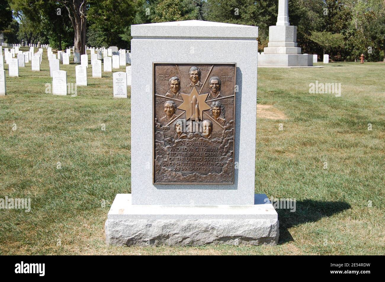 Plaque pour les astronautes de la navette spatiale Columbia qui sont morts Arlington Cemetery Washington DC crash mort bronze [plaque tombe Columbia Banque D'Images