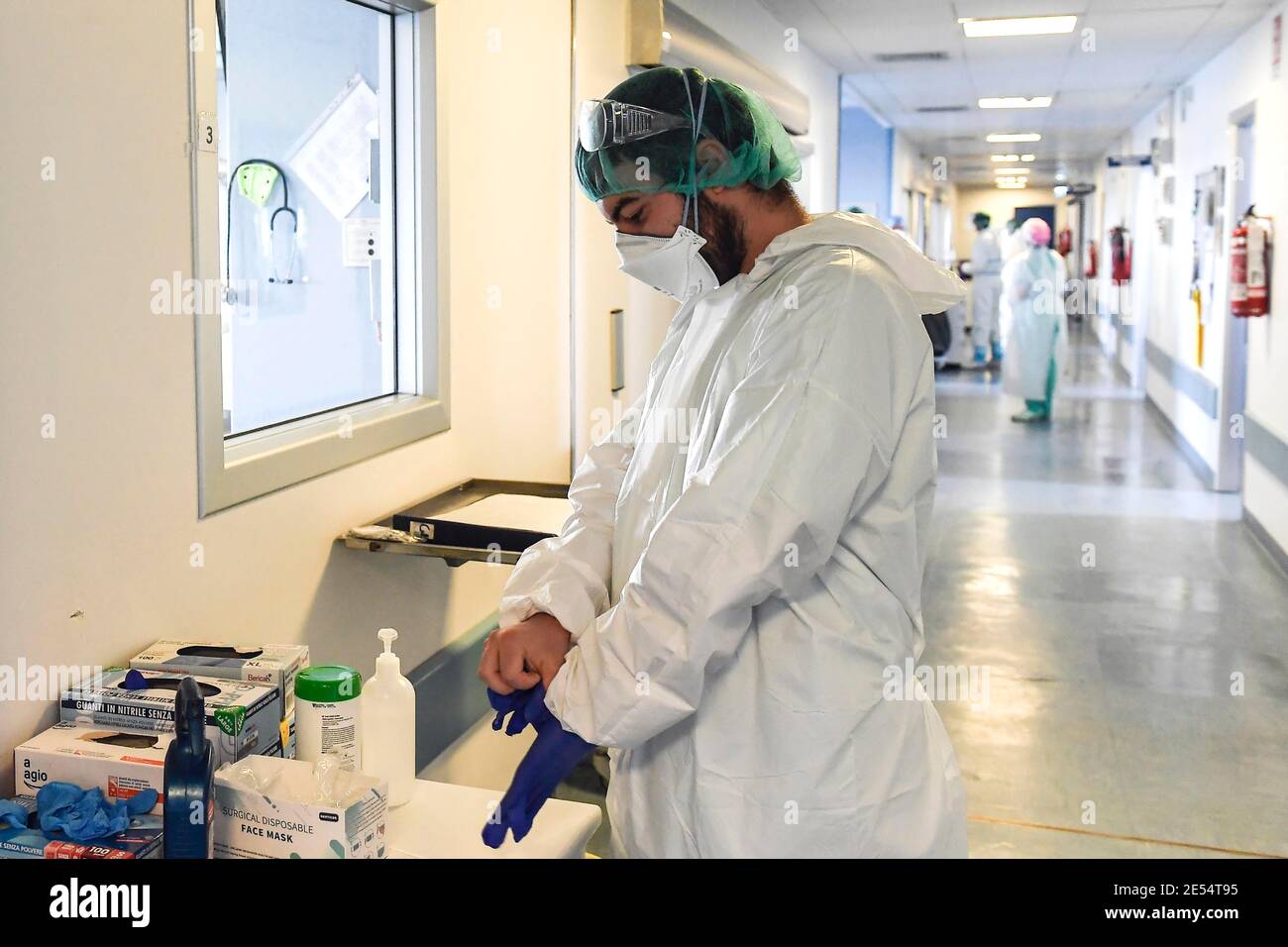 Italie, région Lombardie, Cremona, 6 mai 2020 : épidémie du virus Covid-19. Urgence du coronavirus. Hôpital Maggiore, dans la photo médecins et infirmières à Banque D'Images
