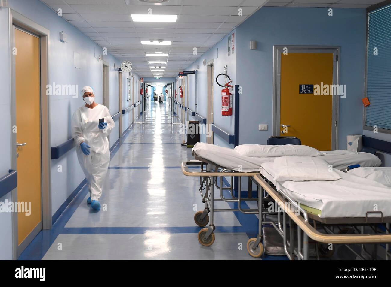 Italie, région Lombardie, Cremona, 6 mai 2020 : épidémie du virus Covid-19. Urgence du coronavirus. Hôpital Maggiore, dans la photo médecins et infirmières à Banque D'Images