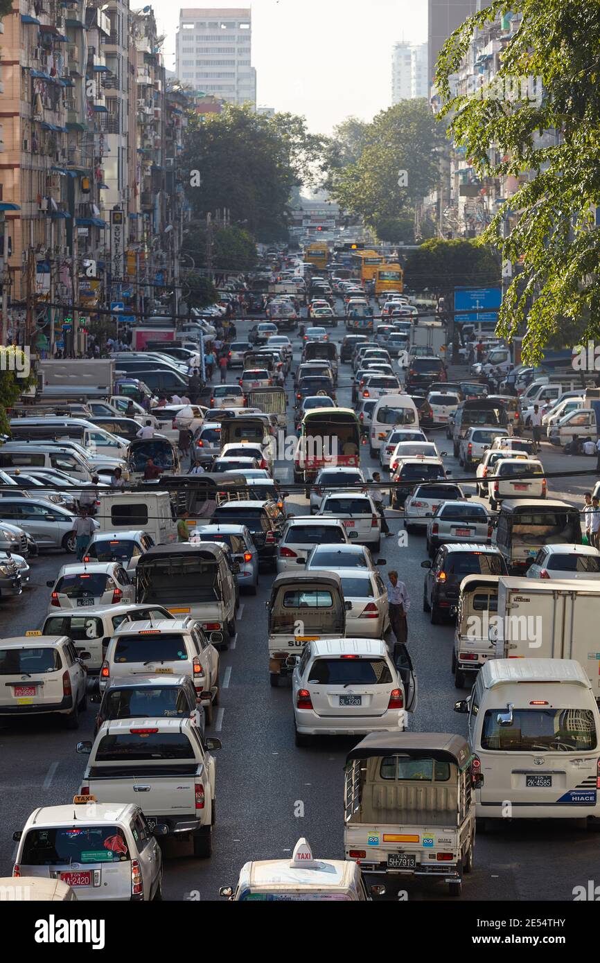 La lourde circulation des voitures dans une rue de Yangon, Myanmar. Banque D'Images