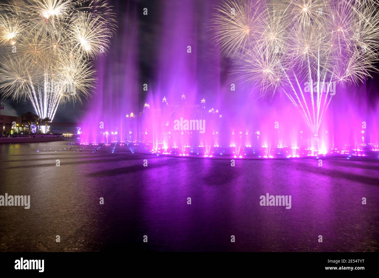 VUE SUR LES FEUX D'ARTIFICE SPECTACULAIRES ET LES FONTAINES DE DANSE COLORÉES PENDANT LA FÊTE DE DIWALI À LA POINTE PALM JUMEIRAH, DUBAÏ, ÉMIRATS ARABES UNIS. Banque D'Images