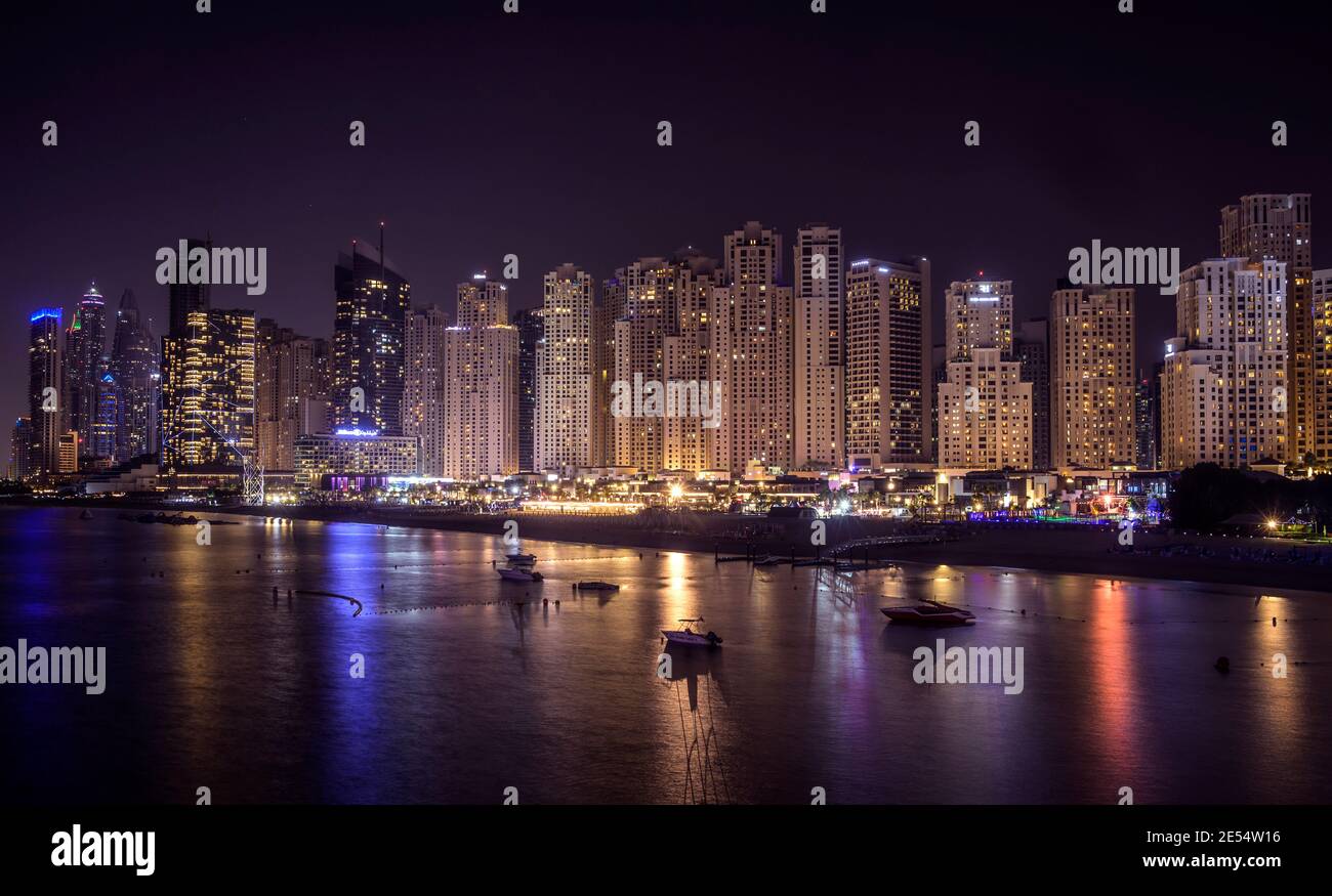 Belle vue nocturne des gratte-ciels éclairés de dubaï marina capturée depuis le pont du quai reliant Ain Dubai in îles bleues Banque D'Images