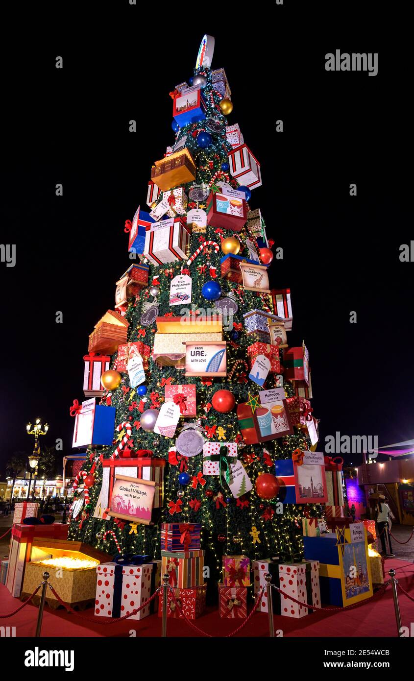 Arbre de noël magnifiquement décoré avec des cadeaux et des lumières capturés au parc de divertissement dans le village global, Dubaï, Émirats Arabes Unis. Banque D'Images