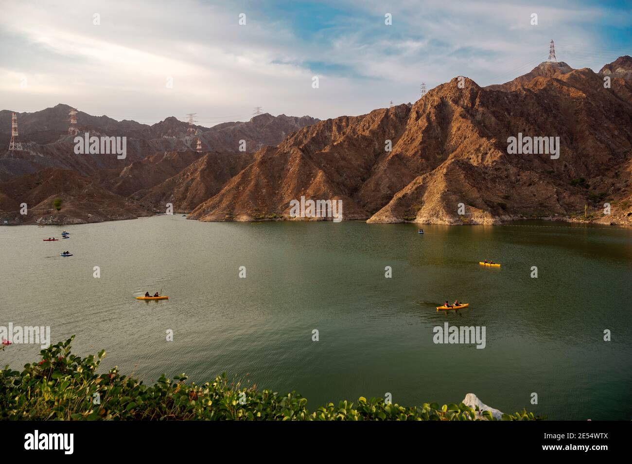 BELLE VUE AÉRIENNE DES BATEAUX, DES KAYAKS DANS LE BARRAGE D'EAU DE RAFIS AU COUCHER DU SOLEIL DANS LA RÉGION DES MONTAGNES ENCLAVE DE KHOR FAKKAN, SHARJAH, EAU Banque D'Images