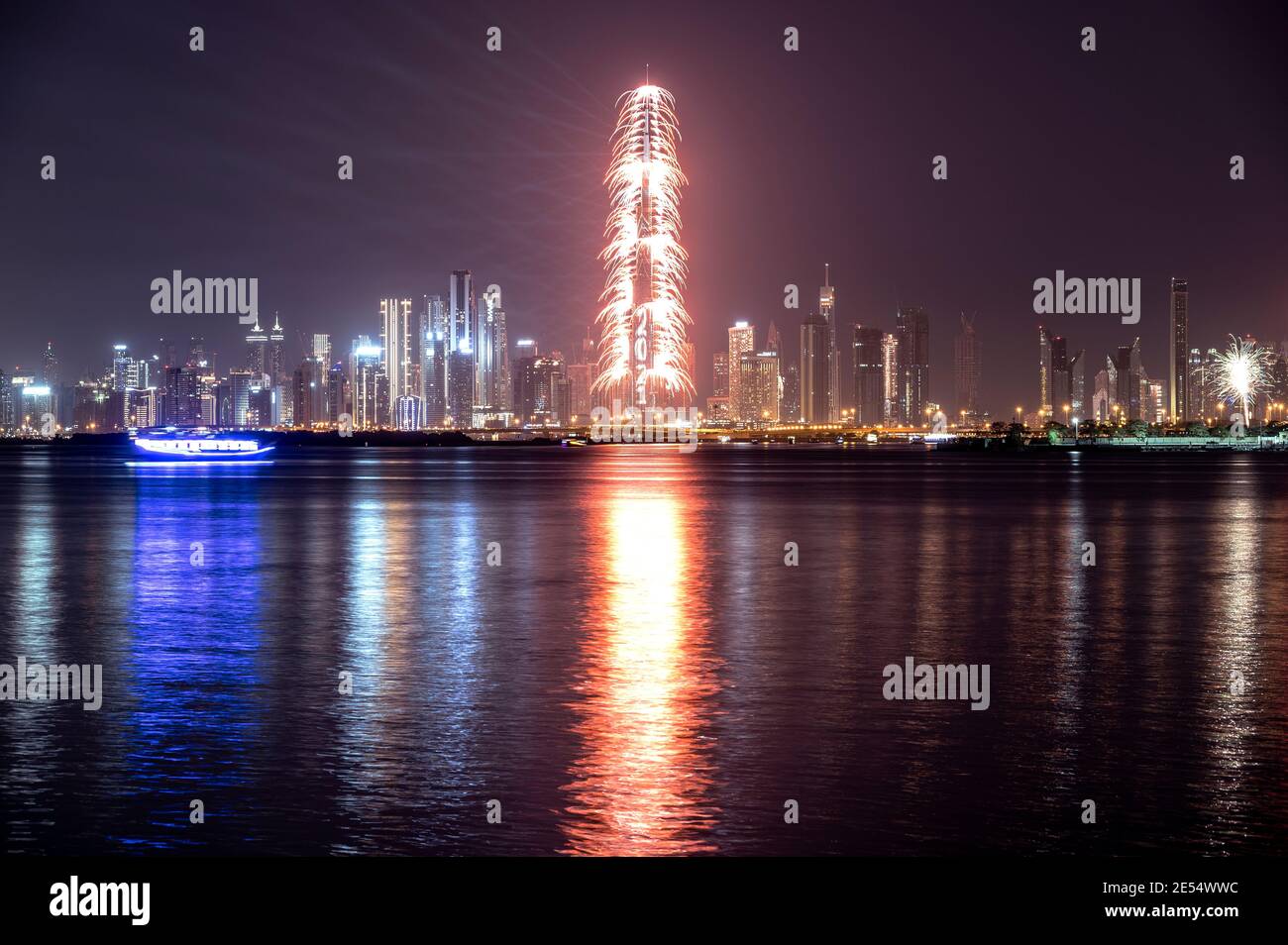 VUE SUR LES FEUX D'ARTIFICE SPECTACULAIRES AU BURJ KHALIFA LORS DE LA CÉLÉBRATION DE LA NOUVELLE ANNÉE 2021 CAPTURÉE DEPUIS LE PORT DE CREEK, DUBAÏ, ÉMIRATS ARABES UNIS. Banque D'Images