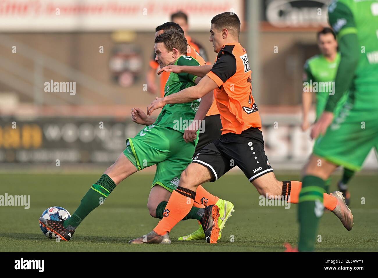 VOLENDAM, PAYS-BAS - JANVIER 24 : Julian Lelieveld de Graafschap, Francesco Antonucci du FC Volendam pendant le Matc néerlandais de Keukenkampioendivision Banque D'Images