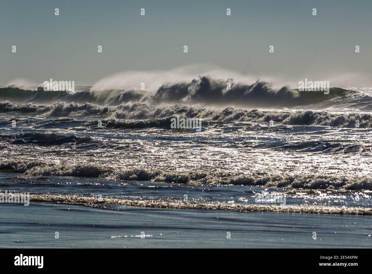 Les vagues de l'Océan Atlantique vu de la plage, dans la ville de Matosinhos, Porto, bordée d'une partie de la grande sous-région de Porto au Portugal Banque D'Images
