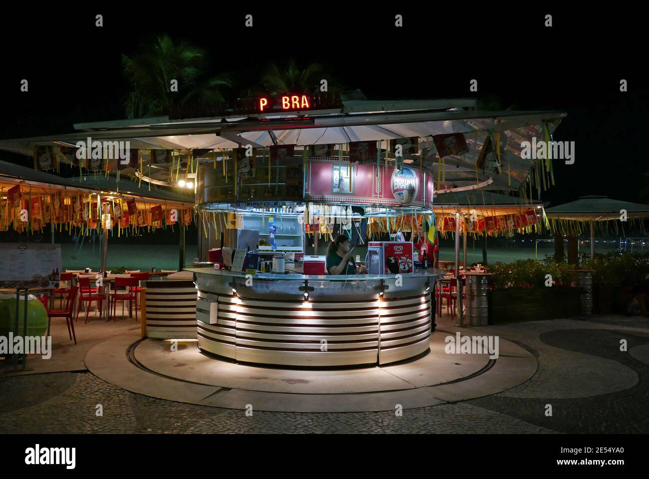 Restaurant en plein air sur la promenade de Cococabana Beach Rio de Janeiro la nuit Banque D'Images