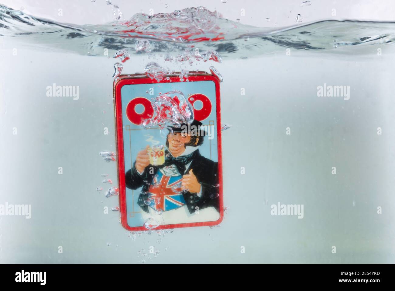 Prise de vue rapide d'un vieux moule Oxo tombant dans l'eau. Ultra-haute vitesse de 1/5000e de seconde. Banque D'Images