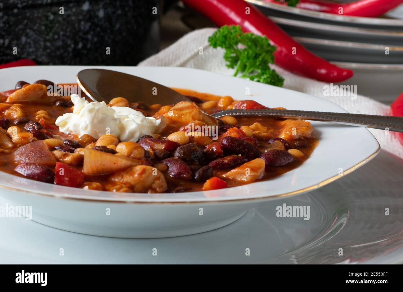 une assiette de soupe de haricots fraîchement cuite Banque D'Images