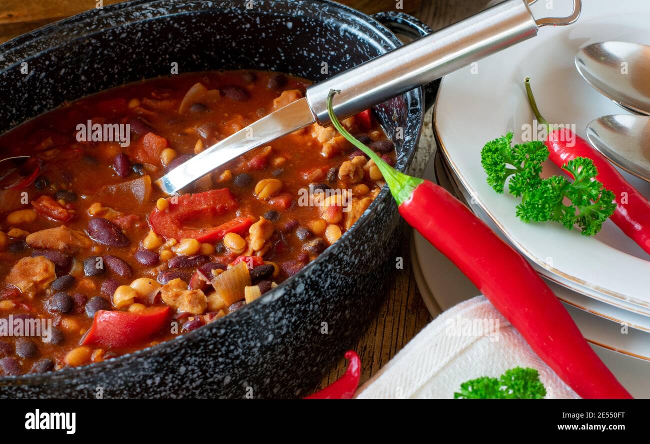 Soupe de haricots épicée dans une grande ragoût avec louche par le haut Banque D'Images