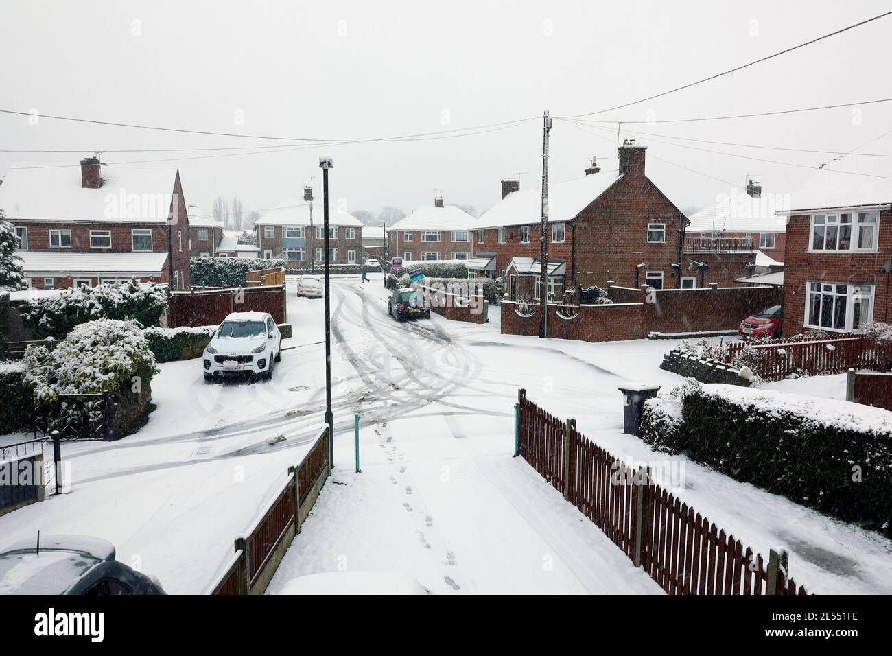 Route et maisons couvertes de neige Derbyshire Angleterre Royaume-Uni Banque D'Images