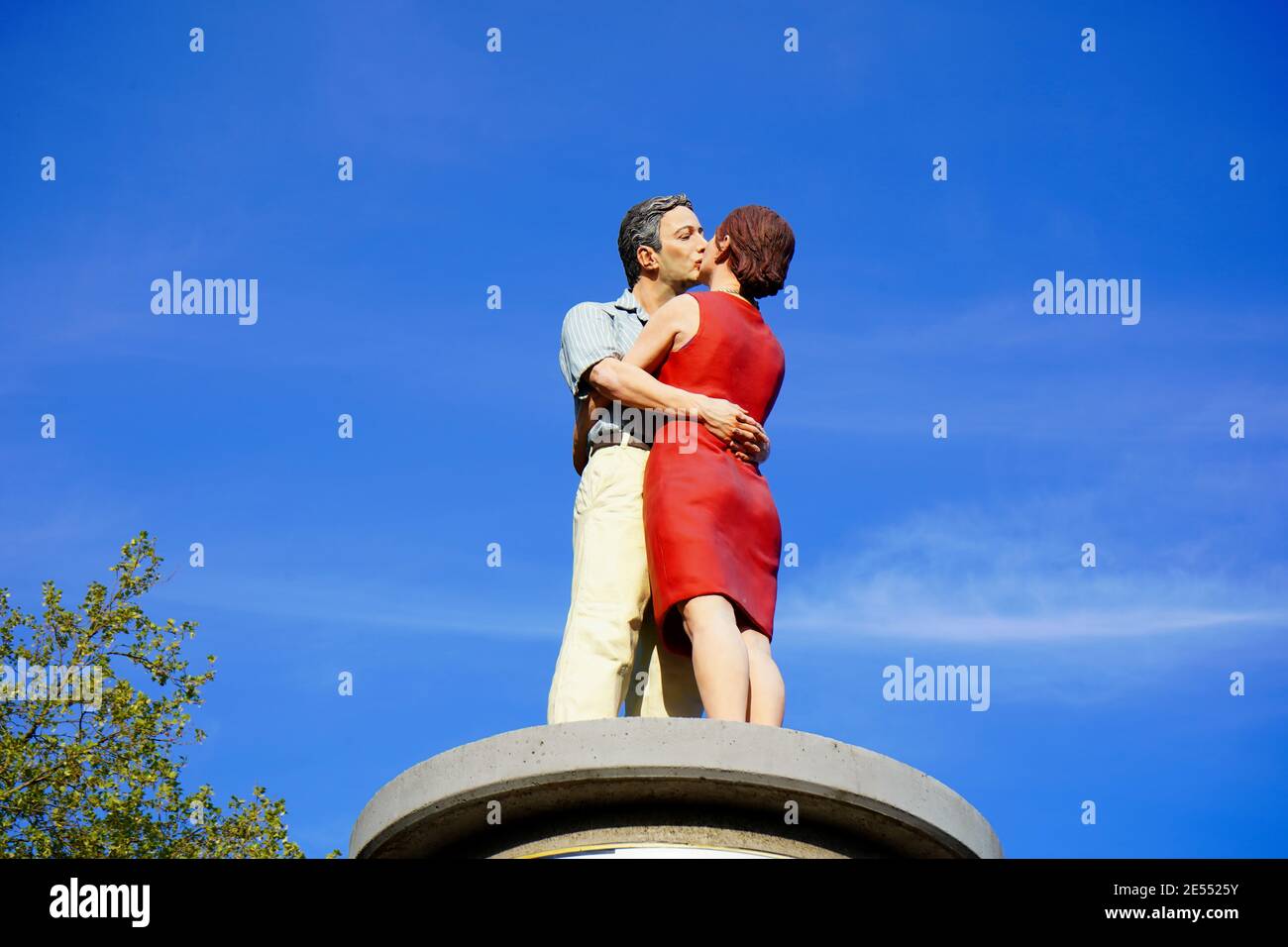 'Säulenheilige' (saints sur colonnes) sont des sculptures réalistes sur colonnes publicitaires. Œuvres de Christoph Pöggeler. Celui-ci: 'Le couple II'. Banque D'Images