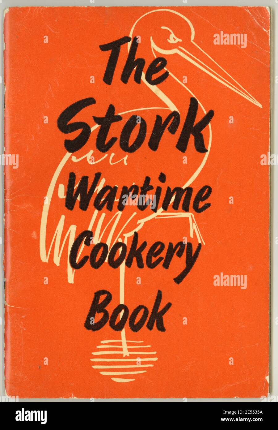 Original WW2 Era The Stork Wartime Cookery Book, par Susan Croft, Londres, dépliant promotionnel publié par la Stork Margarine Company, Royaume-Uni mentionne des raids aériens et les gardiens de l'A.R.P. date donc vers 1940-41 (The Blitz). Banque D'Images