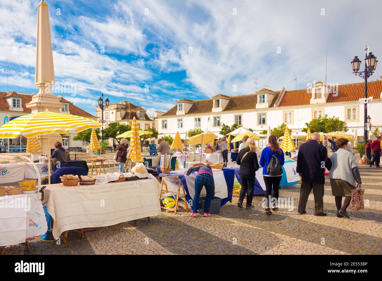 Vue sur le marché hebdomadaire de marques de Pombal Square à Vila Real de Saint Antonio, Algarve, Portugal Banque D'Images