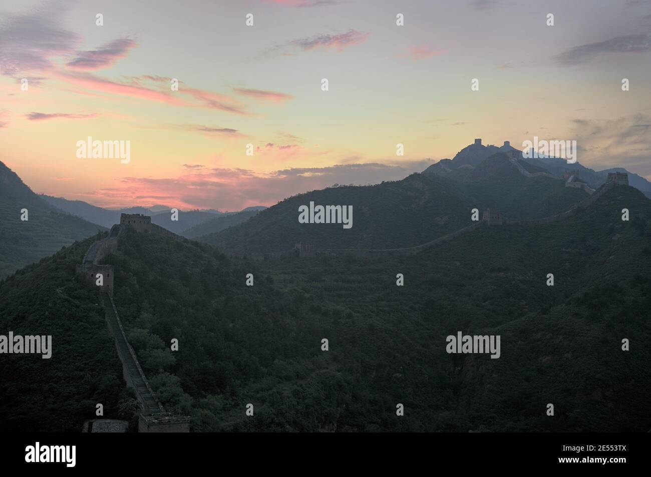 Super mur au coucher du soleil. Région de Simatai, à environ 120 km de Beijing. Banque D'Images