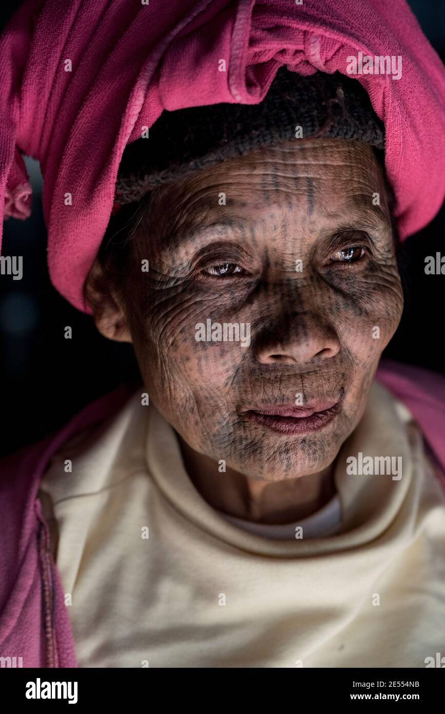 Cette femme appartient à la tribu Nga ya. LE CHIN STATE, MYANMAR: CES femmes sont les dernières de leur genre après qu'une interdiction gouvernementale a mis fin à un mille- Banque D'Images
