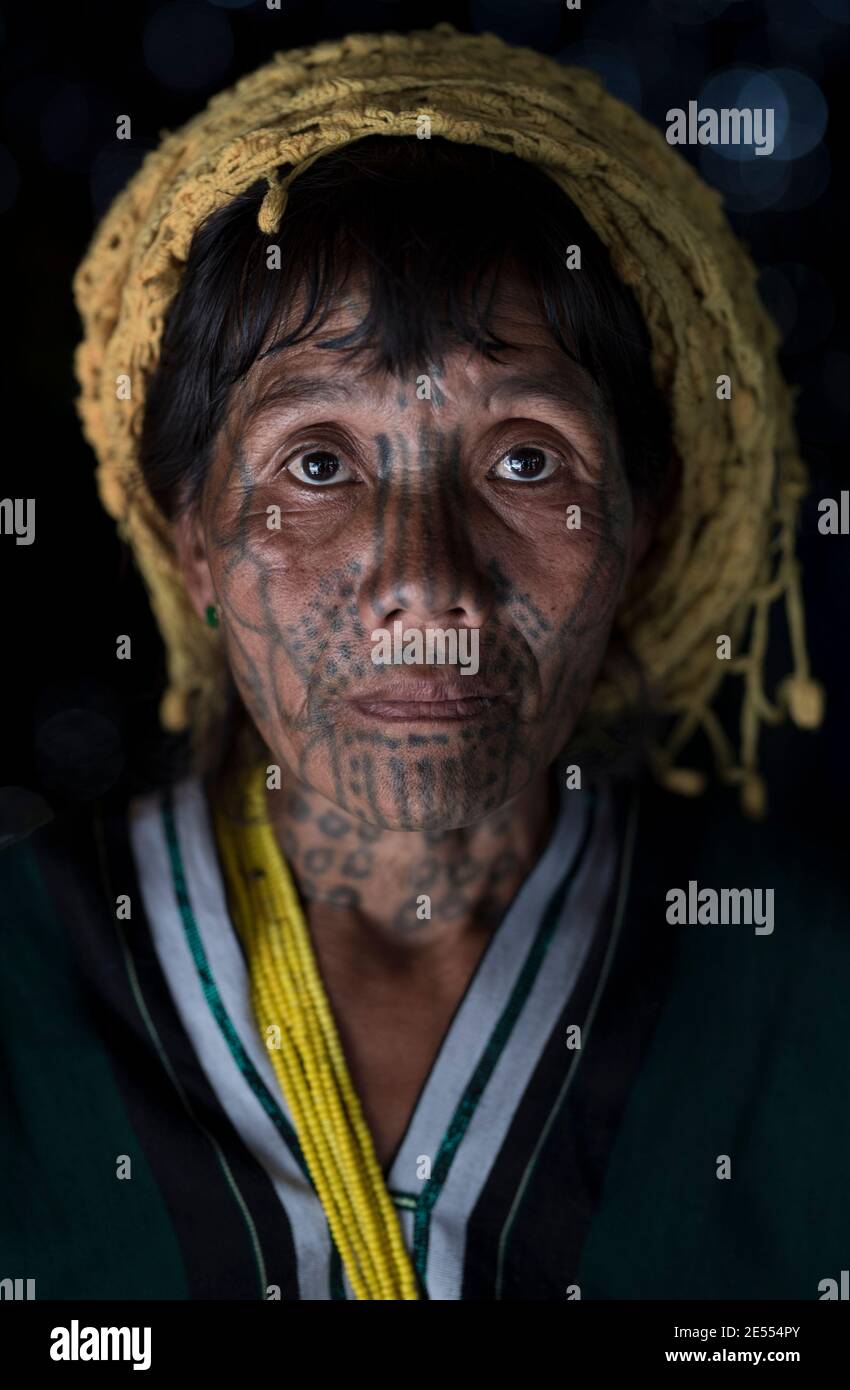Cette femme du clan Muun a donné un design plus proéminent. LE CHIN STATE, MYANMAR: CES femmes sont les dernières de leur genre après une interdiction gouvernementale Banque D'Images