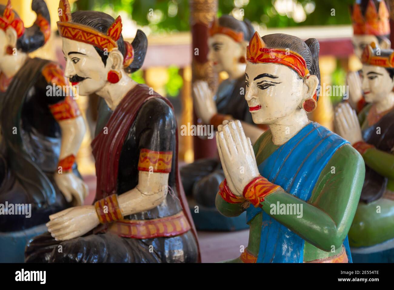 Statues en bois colorées dans le temple Gubtaukgyi à Bagan, Birmanie, Myanmar Banque D'Images