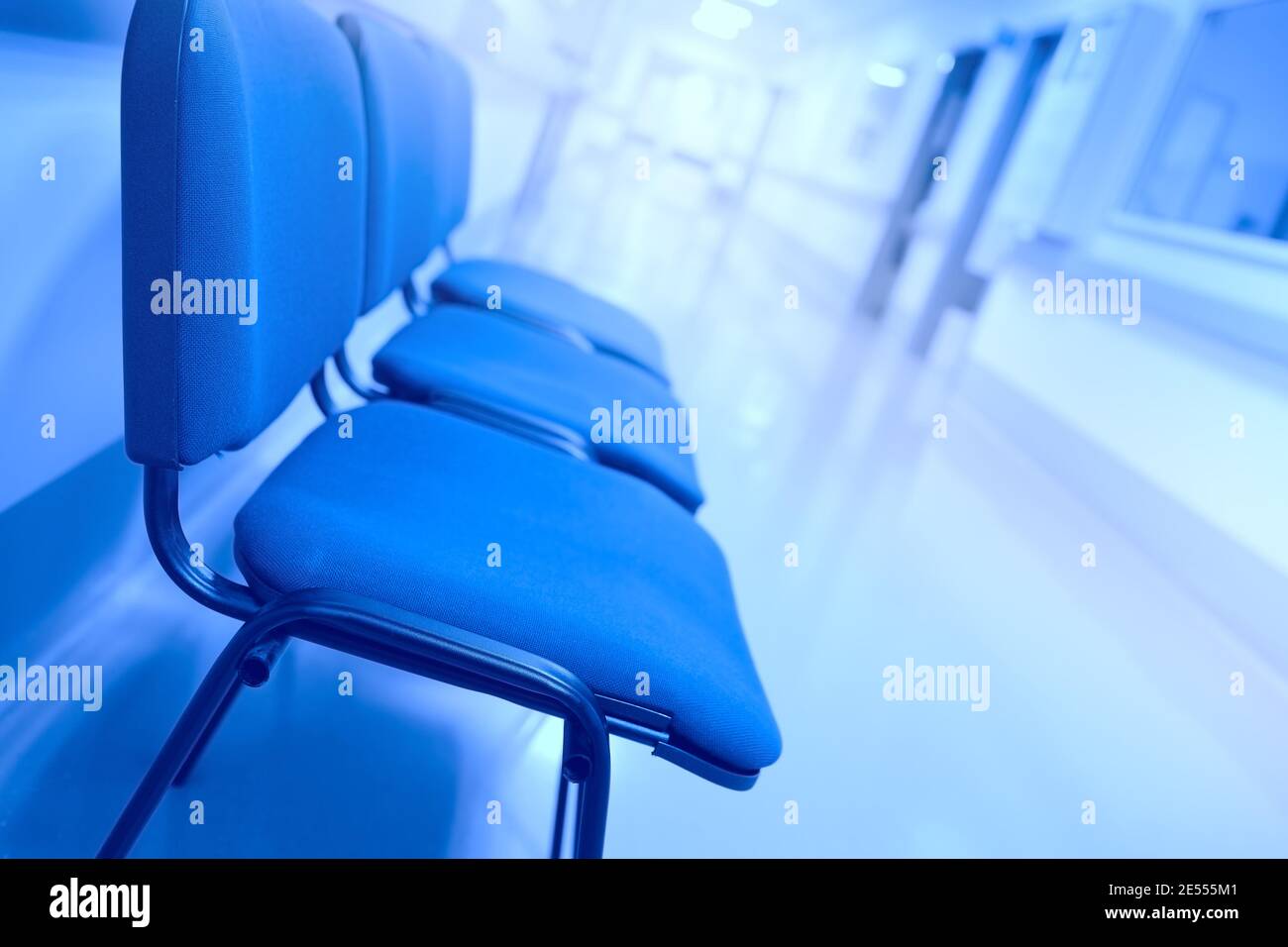 Attente fastidieuse dans le couloir de l'hôpital. Banque D'Images