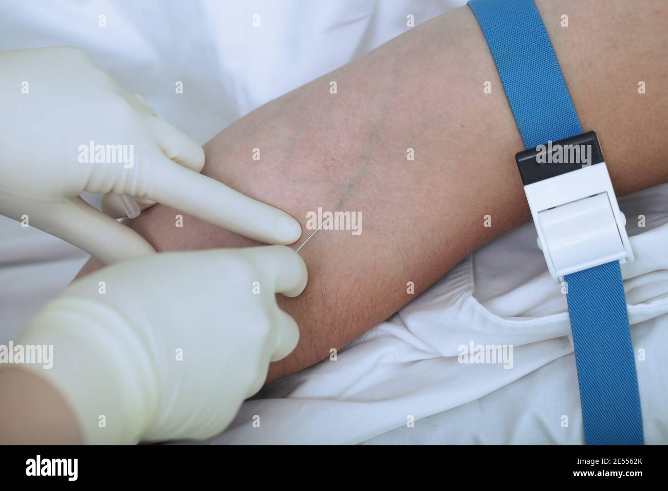 Infirmière effectuant une injection intraveineuse au patient. Banque D'Images