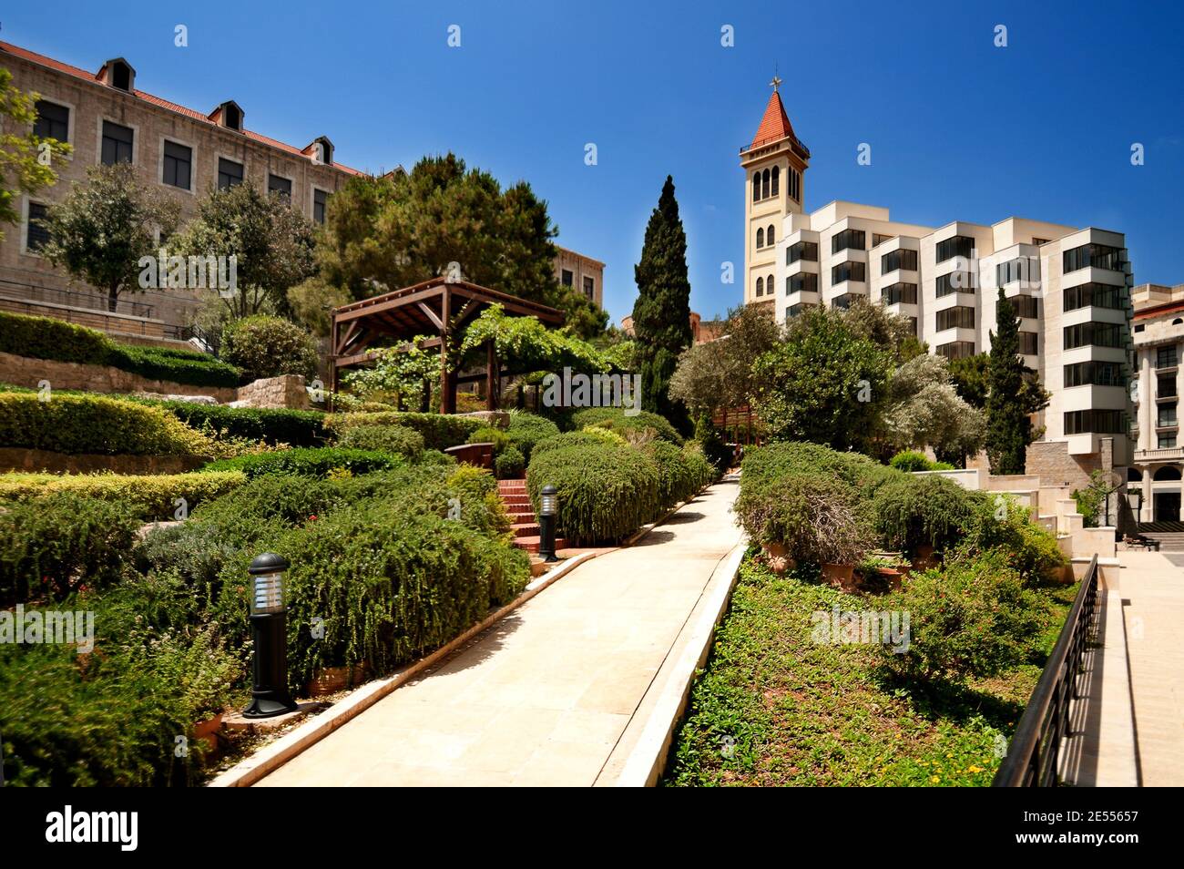 Parc près de l'ancien thermes romains ruine vith vue sur le clocher de St Louis dans le centre-ville de Beyrouth, Liban Banque D'Images