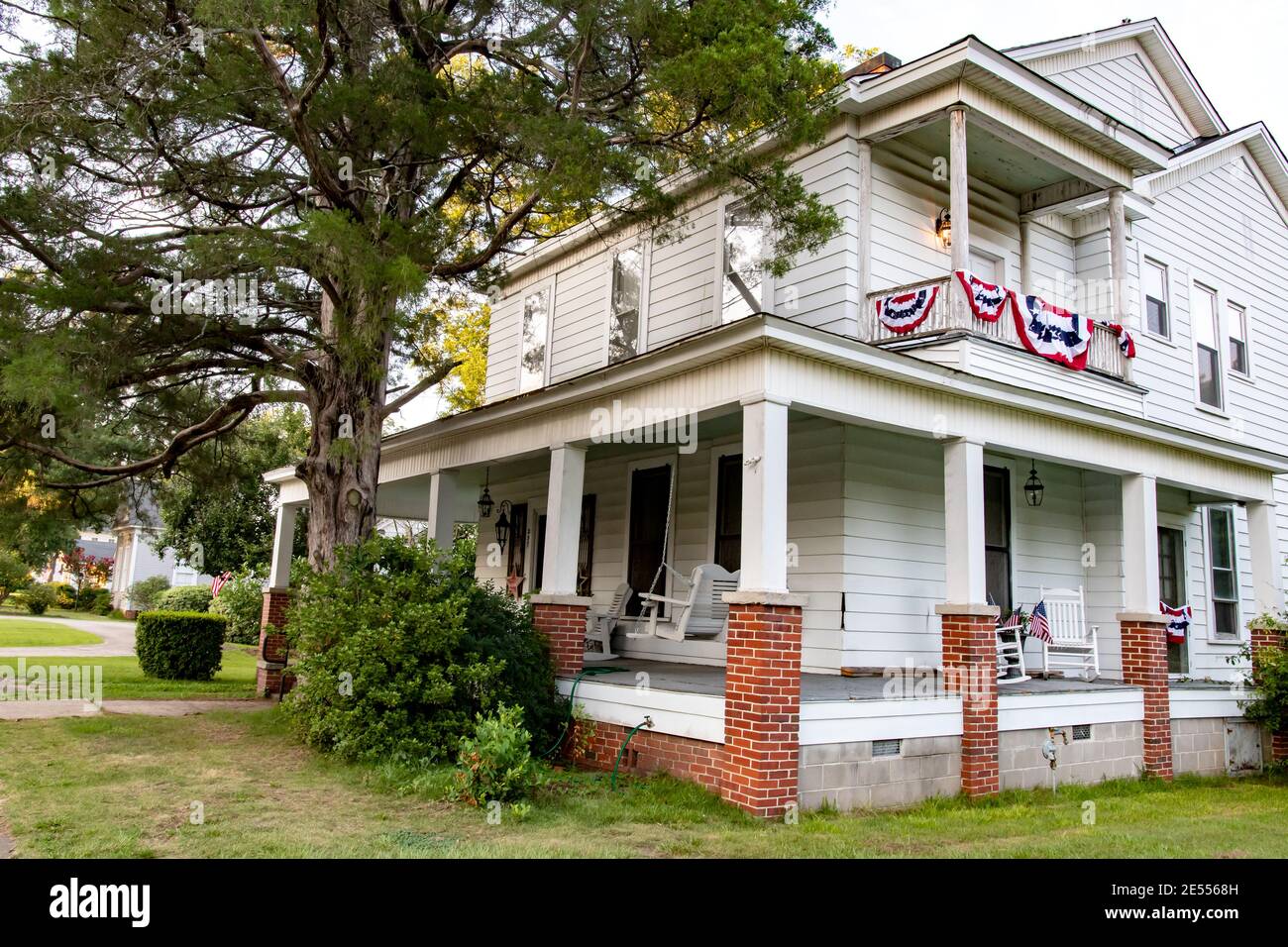 Prattville, Alabama/USA-4 juillet 2018 : une maison du XIXe siècle avec une véranda enveloppante lors de la visite à pied du centre-ville historique de Prattville Banque D'Images