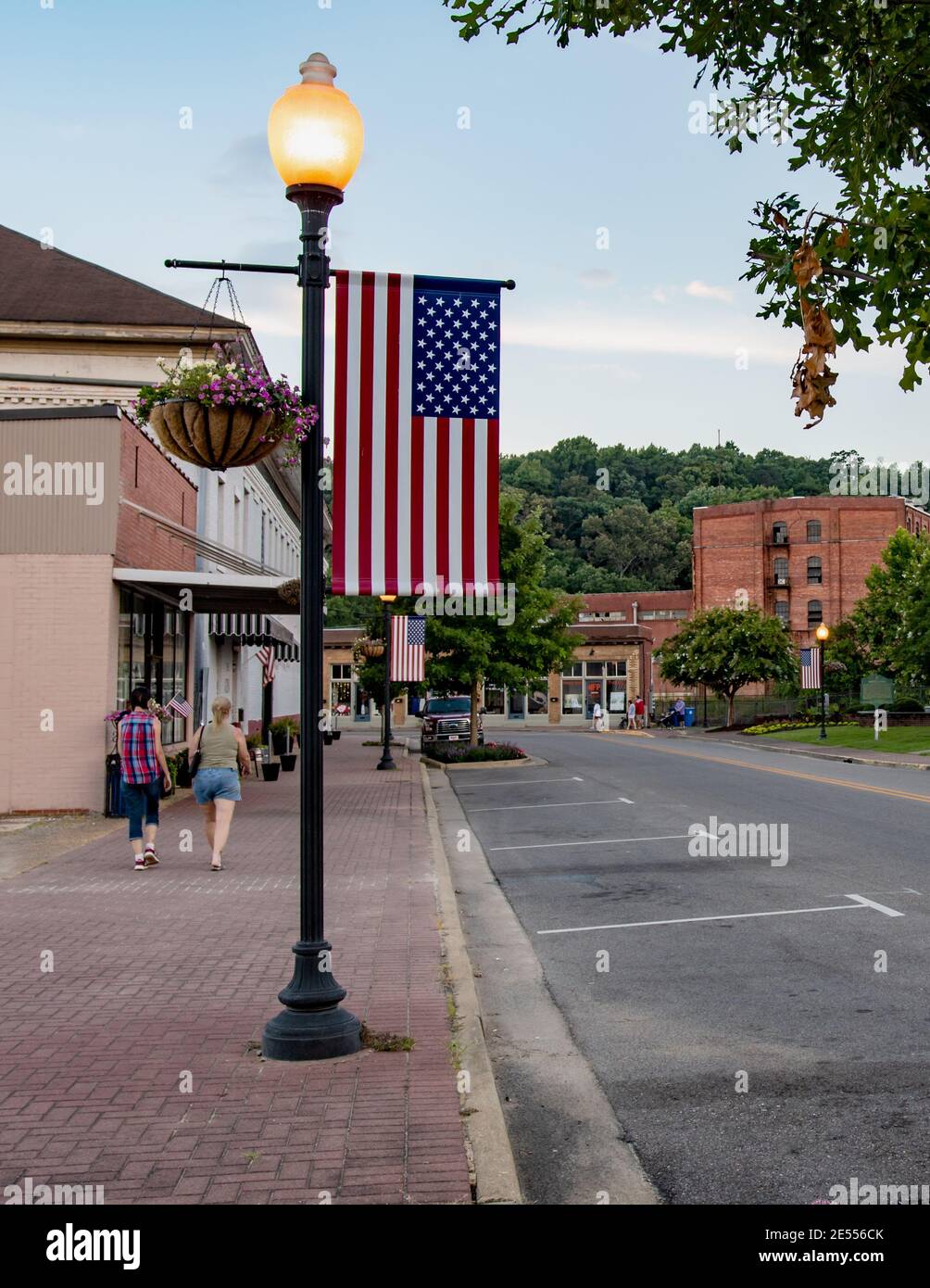 Prattville, Alabama/USA-4 juillet 2018 : usine locale sur main Street à Prattville au crépuscule, temps de mort avant l'exposition de feux d'artifice. Banque D'Images