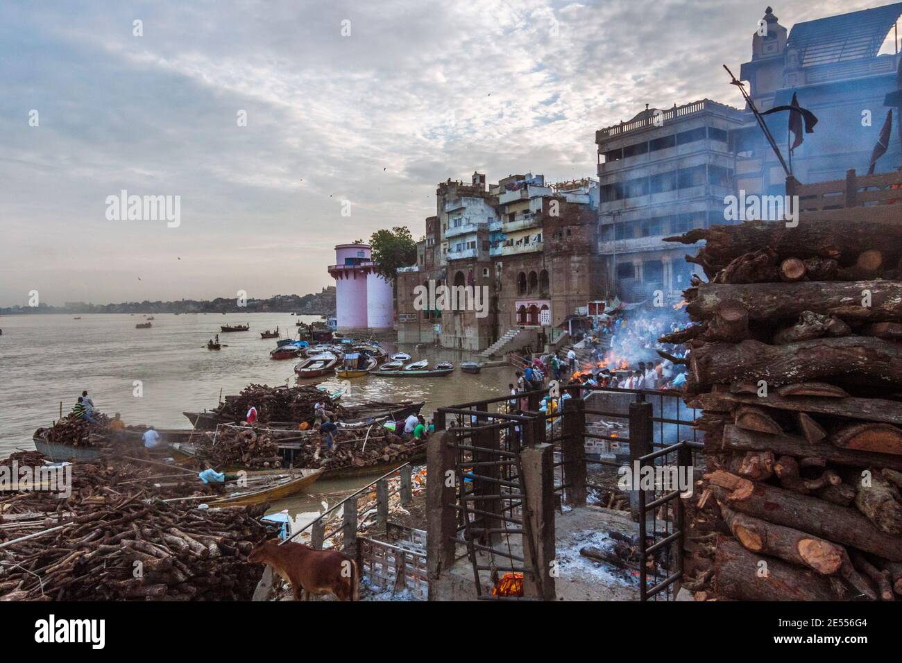 Varanasi, Uttar Pradesh, Inde : vue générale du site de crémation à Manikarnika Ghat où environ 100 personnes sont incinérés quotidiennement. P incidente Banque D'Images