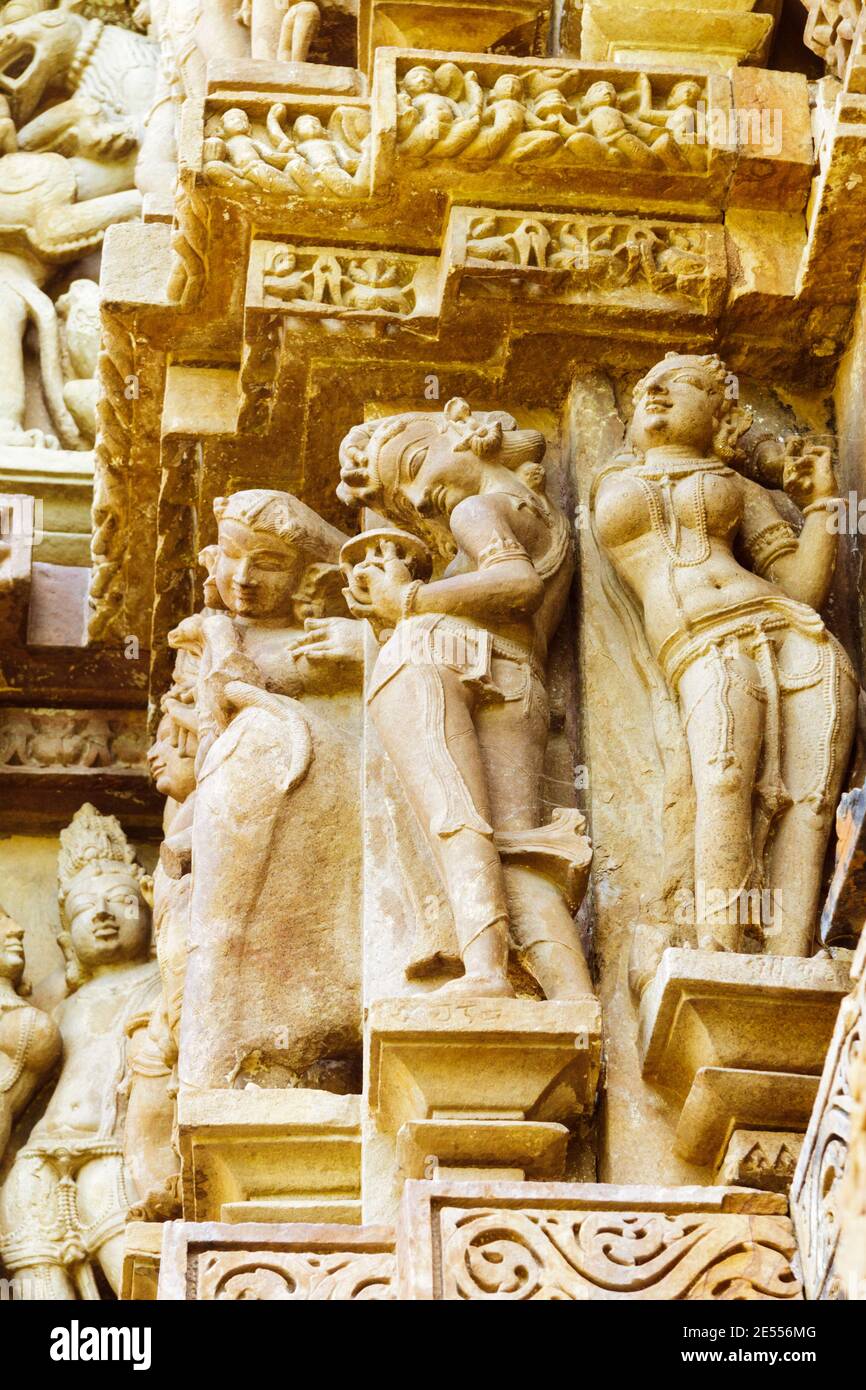 Khajuraho, Madhya Pradesh, Inde : Surasundari (beauté céleste) sculptures de secours dans le Temple Lakshmana du groupe occidental du monde de l'UNESCO HE Banque D'Images