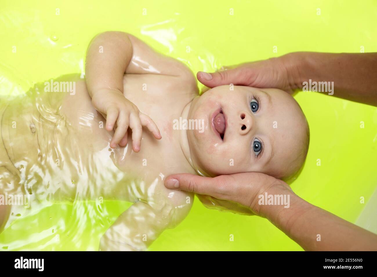 Bebe Prend Le Bain De Sel A La Maison Photo Stock Alamy