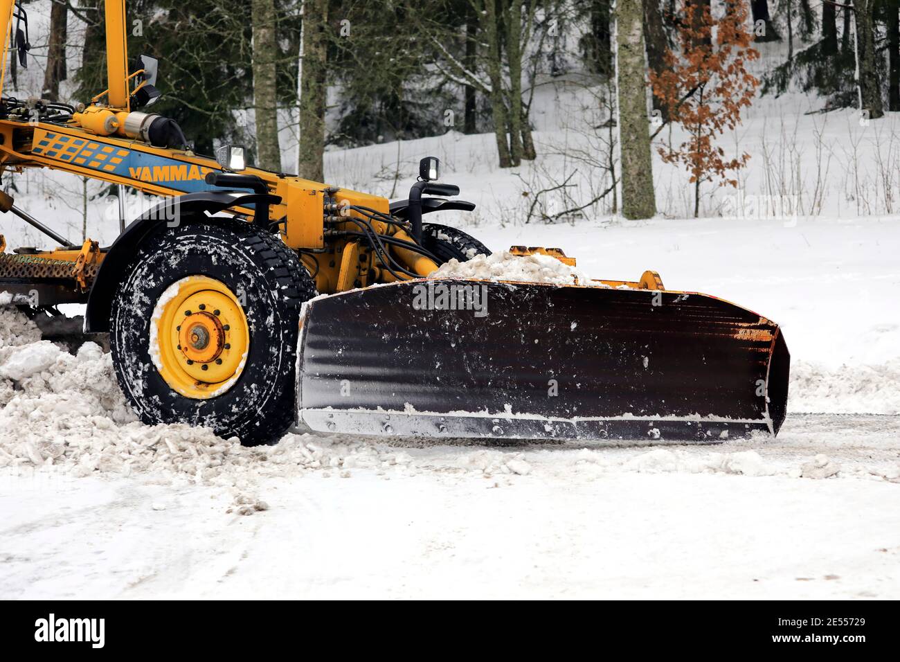 Niveleuse jaune Vammas enlever la neige de la rue après de fortes chutes de neige. Détails. Salo, Finlande. 22 janvier 2021. Banque D'Images