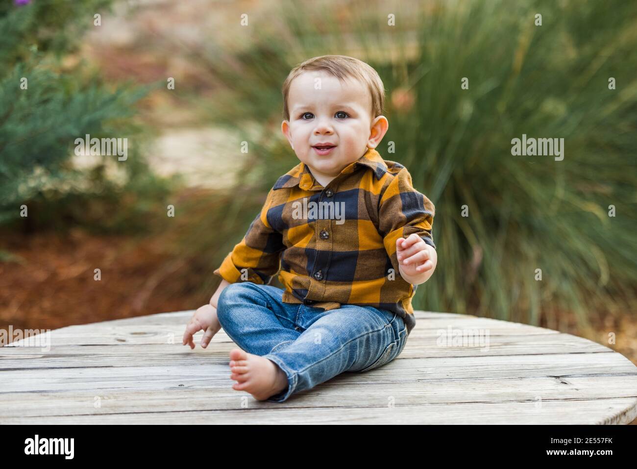 Un bébé garçon de onze mois en plein air en hiver dans un cadre de  centre-ville Photo Stock - Alamy