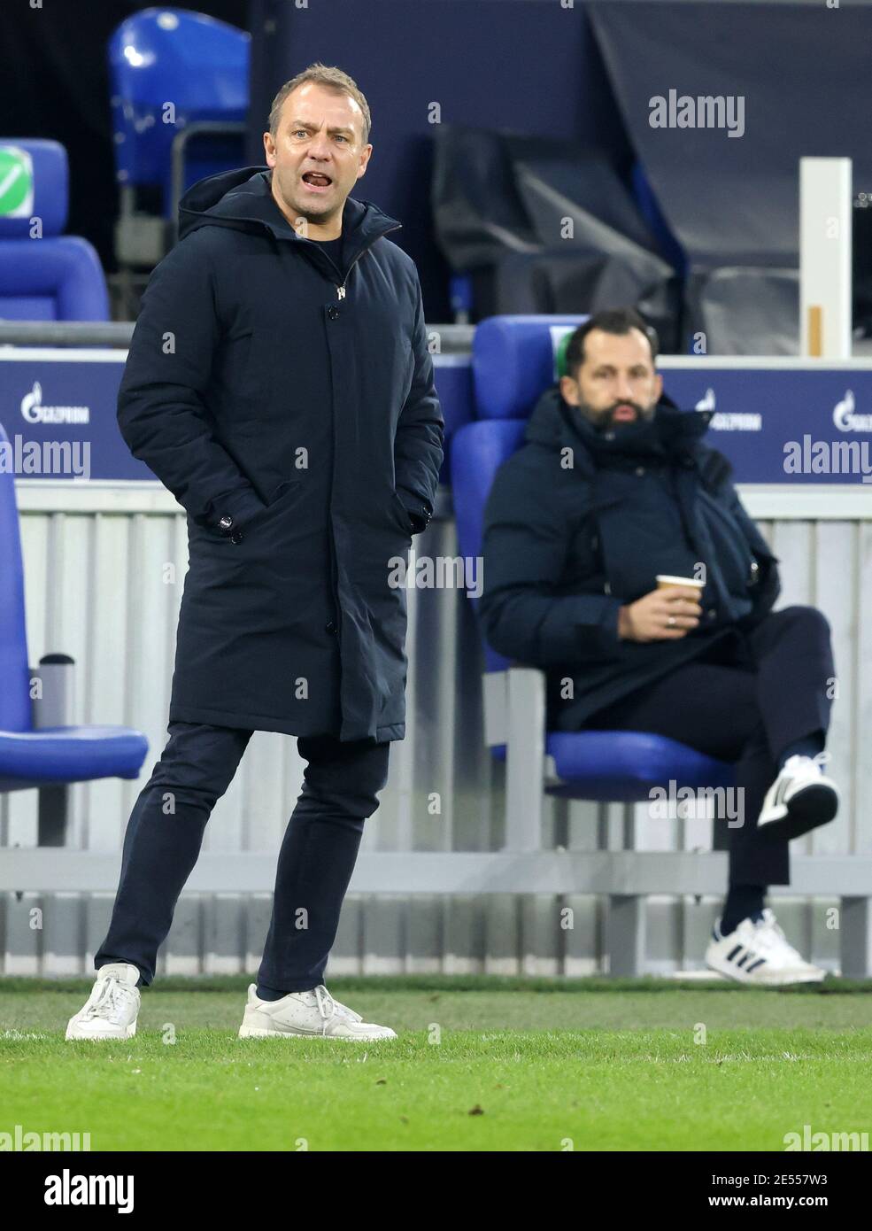 Hans Dieter Flick (Hansi, coach FC Bayern Munich), image unique, découpe, plan de corps entier, figure entière. Salut: Hasan SALIHAMIDZIC (Directeur sportif FC Bayern Munich). Football 1ère saison Bundesliga 2020/2021, 18e jour de match, matchday18, FC Schalke 04 - FC Bayern Munich 0-4 le 24 janvier 2021, Veltins Arena. Photo: Stefan Matzke/sampics/Pool via SVEN SIMON Fotoagentur GmbH & Co. Photo de presse KG # Prinzess-Luise-Str. 41 # 45479 M uelheim/R uhr # Tél 0208/9413250 # Fax. 0208/9413260 # GLS Banque # BLZ 430 609 67 # compte 4030 025 100 # IBAN DE75 4306 0967 4030 0251 00 # BIC GENODEM1GLS # www.sv Banque D'Images