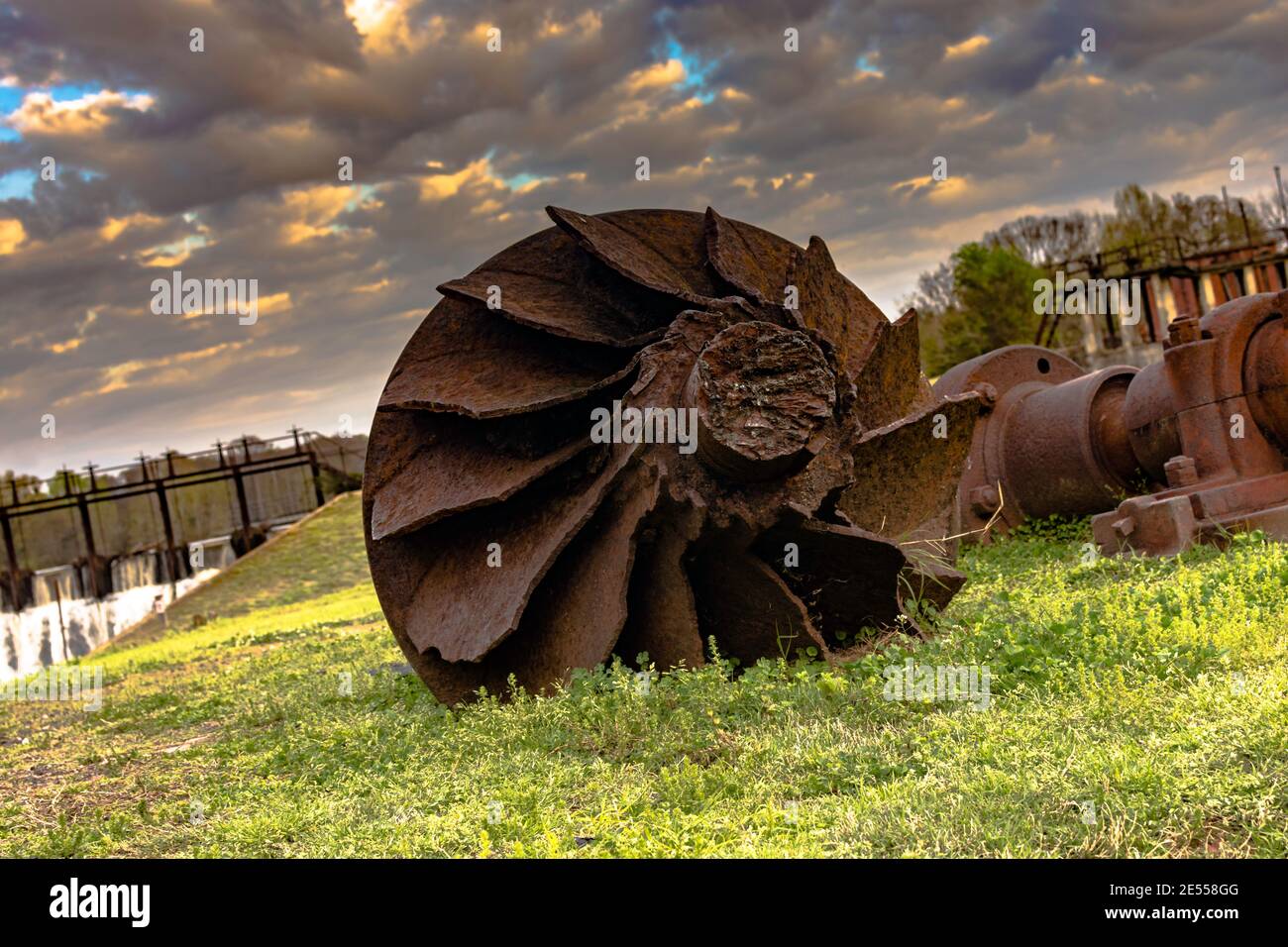 gros plan d'une pièce de machine rouillée d'une ancienne usine avec barrage en arrière-plan Banque D'Images