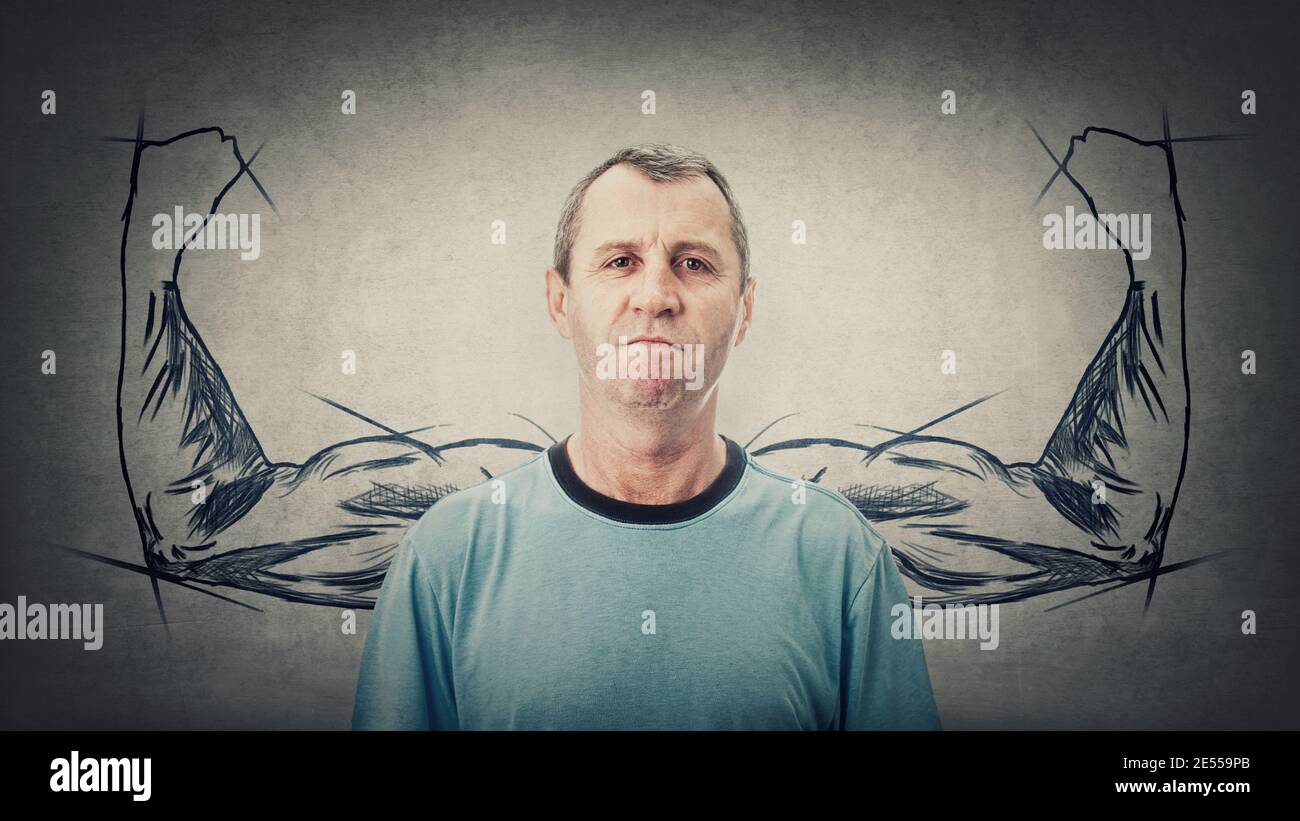 L'homme d'âge moyen confiant n'a aucune peur. Puissant homme âgé avec biceps, les bras musclés derrière son dos montre la force intérieure. Métaphore des super puissances Banque D'Images