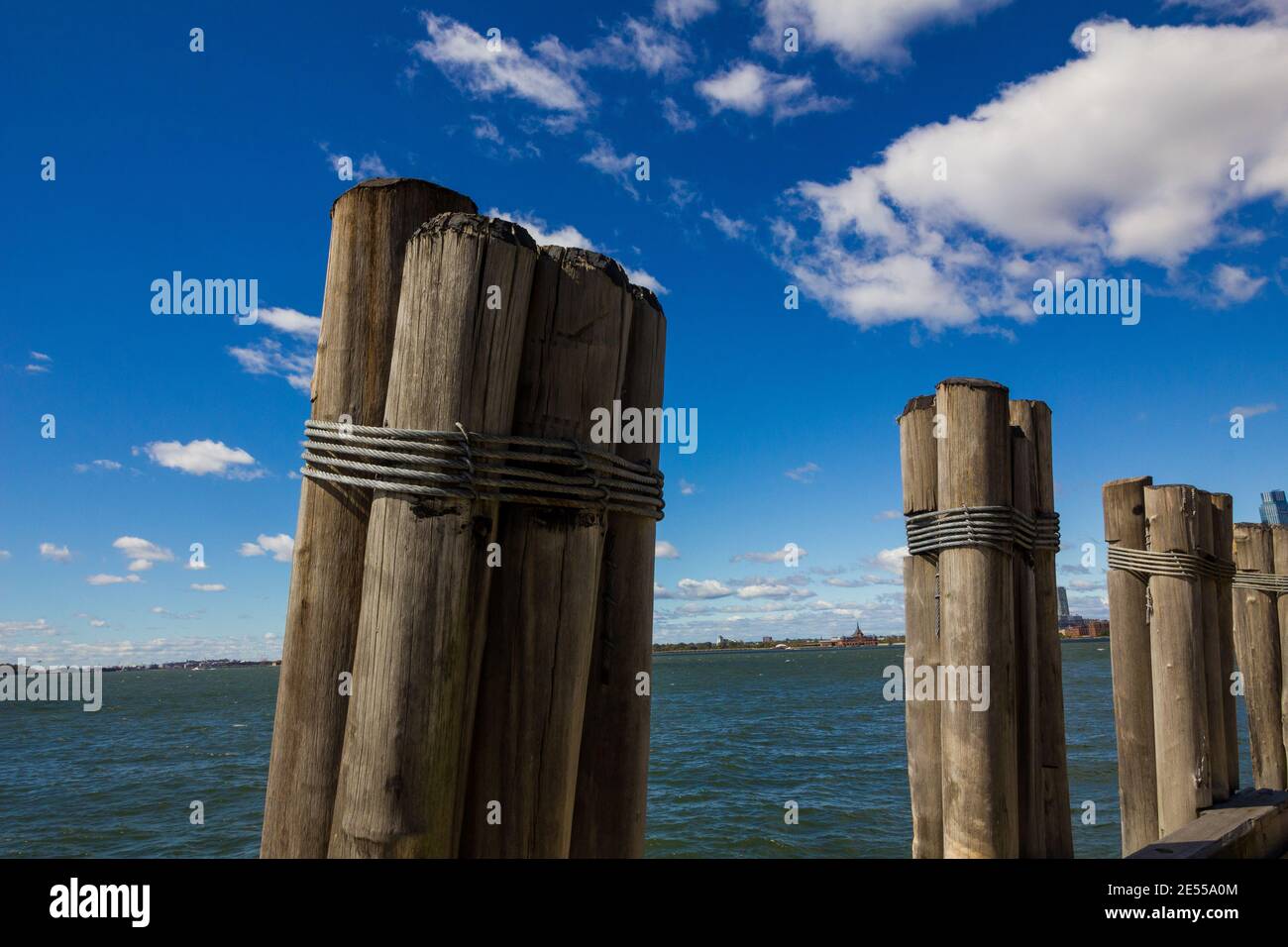 Jetées en bleu dans Battery Park à Manhattan New York ciel et nuages Banque D'Images