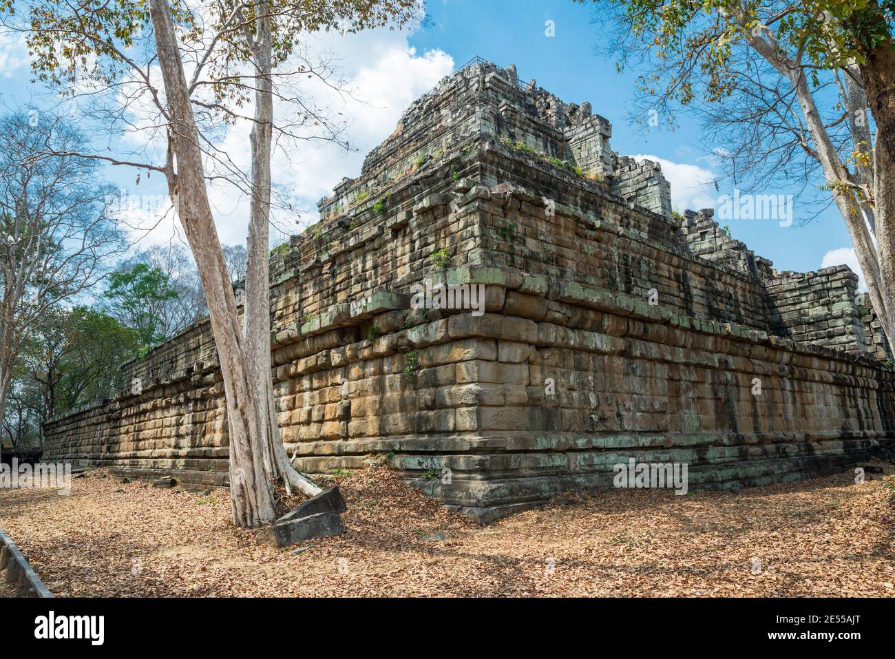 Vue sur la pyramide à sept niveaux du site du temple de Prasat Thom de Koh Ker, région de Preah Vihear, Cambodge, Asie Banque D'Images