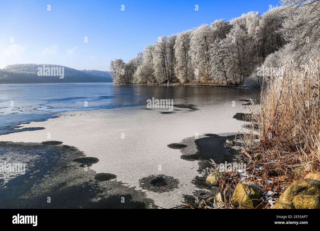 Le Dieksee à Bad Malente-Gremsmühlen, en Allemagne, en hiver. La couverture de glace n'était pas encore complètement gelée. Banque D'Images